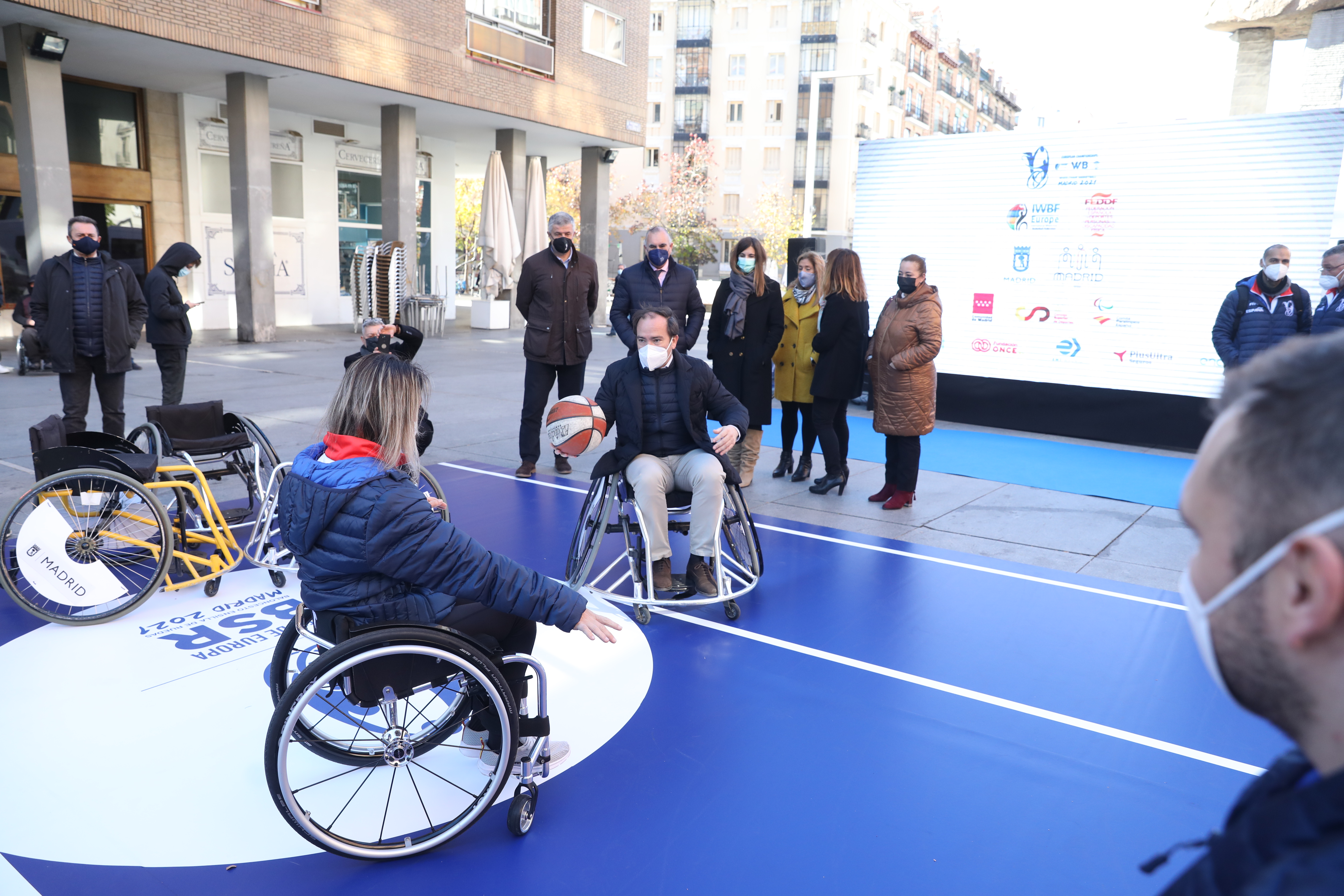 Presentación de uno de los modelos de autobús, perteneciente a la flota 100 % accesible, que EMT y el Ayuntamiento brindarán a los deportistas durante el Campeonato Europeo de Baloncesto en Silla de Ruedas 